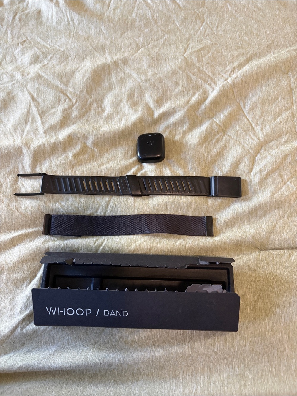 Men’s Whoop band 4.0 Fitness Tracker Band with Black Straps and charger